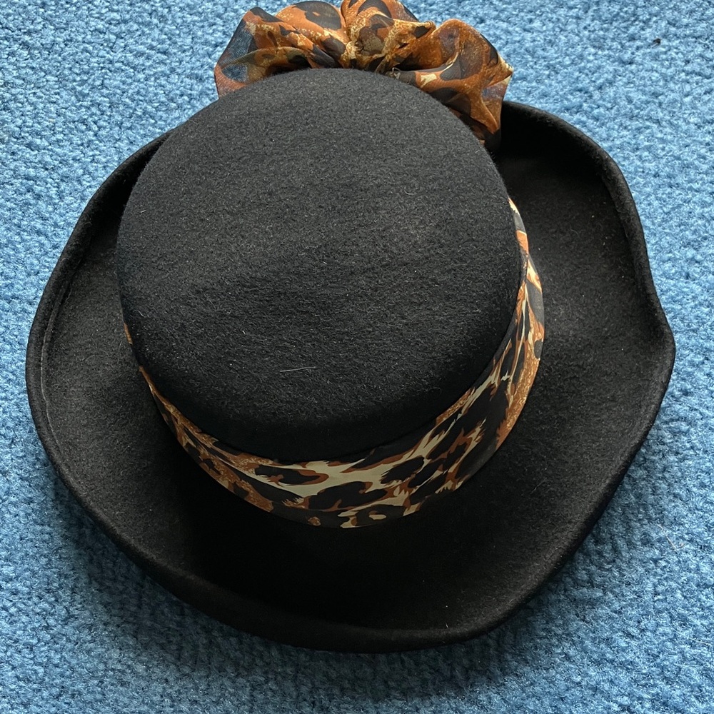 Source Unknown Elegant Black Hat with Leopard Accent